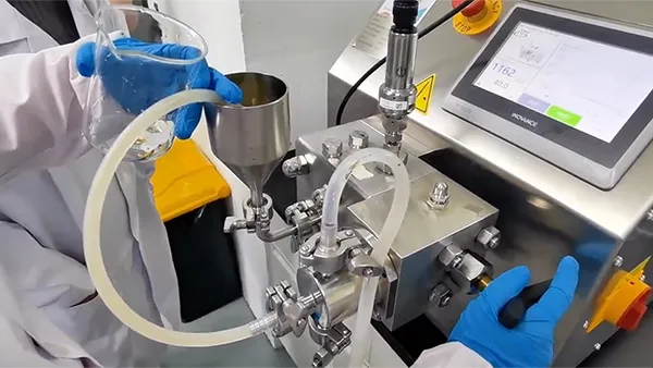 تفكيك خلايا E. coli باستخدام جهاز خالط مخبري عالي الضغط